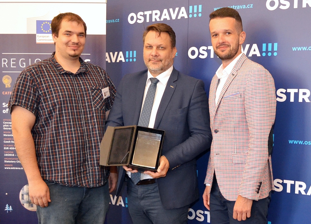 Cenu za nejlepší evropský projekt v sociálním bydlení představují náměstek primátora Michal Mariánek (uprostřed) a pracovníci odboru sociálních věcí ostravského magistrátu Zdeněk Živčák (vpravo) a Marek Mikulec. Foto: MMO